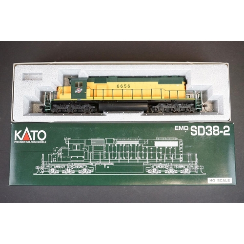 193 - Two boxed Kato HO gauge Chicago & North Western locomotives to include 37-2704 #6922 and 37-6522 #66... 