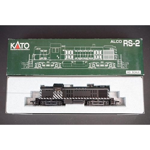 194 - Two boxed Kato HO gauge Santa Fe locomotives to include 37-2501 #2099 & 37-2908 #5027