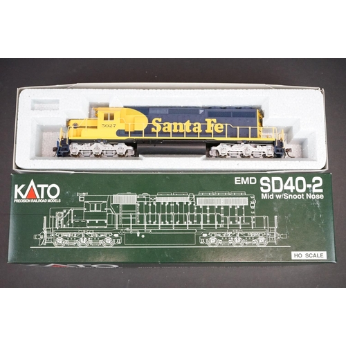 194 - Two boxed Kato HO gauge Santa Fe locomotives to include 37-2501 #2099 & 37-2908 #5027