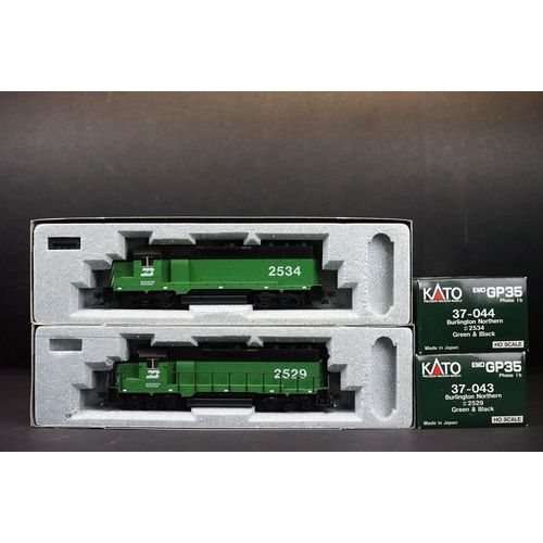 205 - Two boxed Kato HO gauge EMD GP35 Phase Ib Burlington Northern locomotives to include 37-043 #2529 gr... 