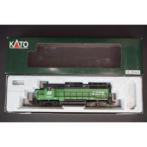 205 - Two boxed Kato HO gauge EMD GP35 Phase Ib Burlington Northern locomotives to include 37-043 #2529 gr... 