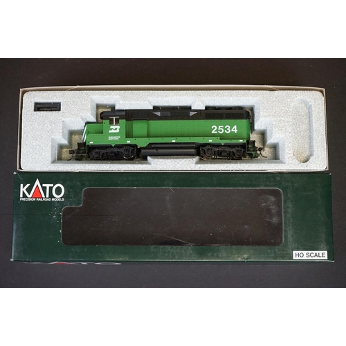 205 - Two boxed Kato HO gauge EMD GP35 Phase Ib Burlington Northern locomotives to include 37-043 #2529 gr... 