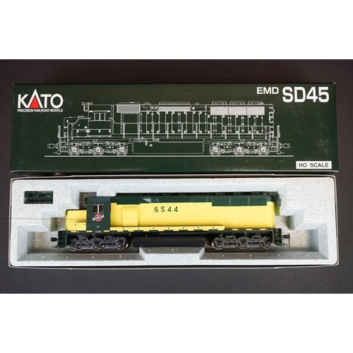 210 - Two boxed Kato HO gauge EMD SD40 Chicago & North Western locomotives to include 37-018 and 37-1741 #... 