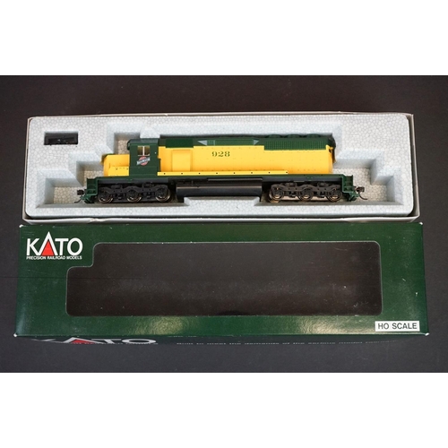 210 - Two boxed Kato HO gauge EMD SD40 Chicago & North Western locomotives to include 37-018 and 37-1741 #... 