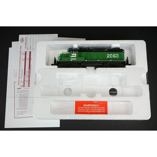 212 - Two boxed ltd edn Proto Series 2000 GP20 Locomotives to include 8120 BN #2063 & 8107 BN #2055 plus a... 