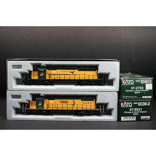 218 - Two boxed Kato HO gauge Chicago & North Western locomotives to include 37-2703 #6910 and 37-6521 #66... 