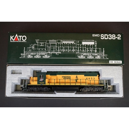 218 - Two boxed Kato HO gauge Chicago & North Western locomotives to include 37-2703 #6910 and 37-6521 #66... 