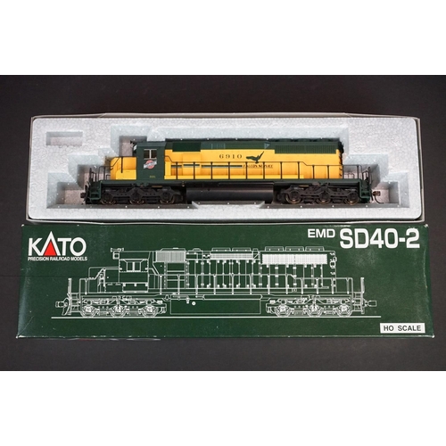 218 - Two boxed Kato HO gauge Chicago & North Western locomotives to include 37-2703 #6910 and 37-6521 #66... 