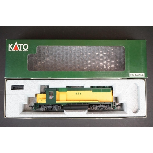 220 - Two boxed Kato HO gauge EMD GP35 Phase Ia Chicago & North Western locomotives to include 37-032 #825... 