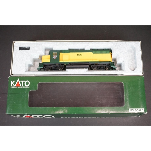 220 - Two boxed Kato HO gauge EMD GP35 Phase Ia Chicago & North Western locomotives to include 37-032 #825... 