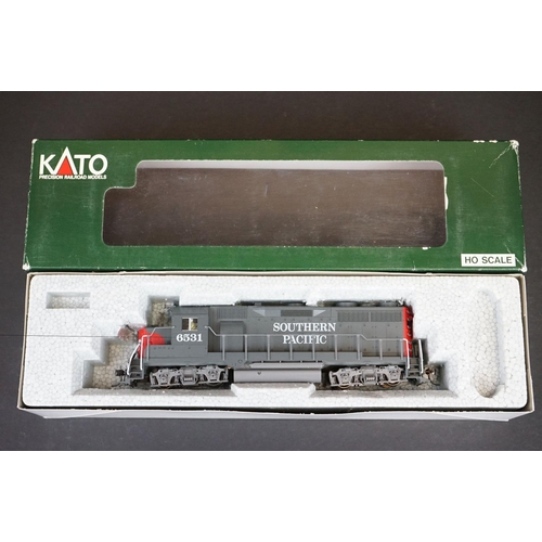 225 - Three boxed Kato HO gauge Southern Pacific locomotives to include 37-11C #1906, 37-1205 #8100 (some ... 