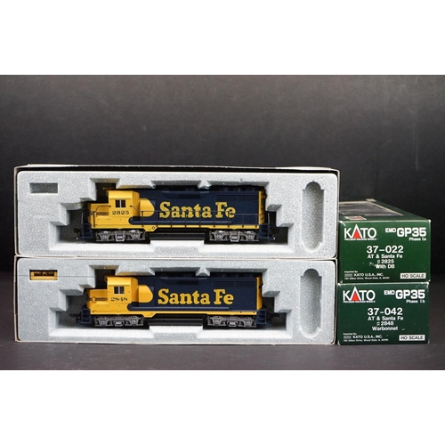 227 - Two boxed Kato HO gauge EMD GP35 Phase Ib AT & Santa Fe locomotives to include 37-042 #2848 Warbonne... 