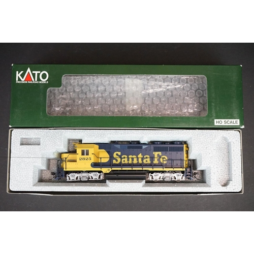 227 - Two boxed Kato HO gauge EMD GP35 Phase Ib AT & Santa Fe locomotives to include 37-042 #2848 Warbonne... 