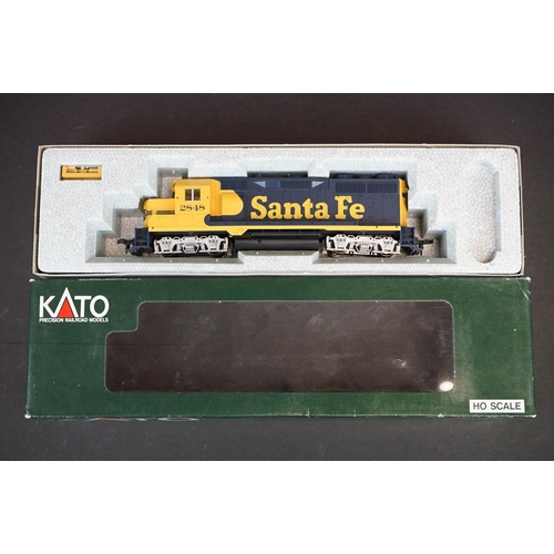 227 - Two boxed Kato HO gauge EMD GP35 Phase Ib AT & Santa Fe locomotives to include 37-042 #2848 Warbonne... 