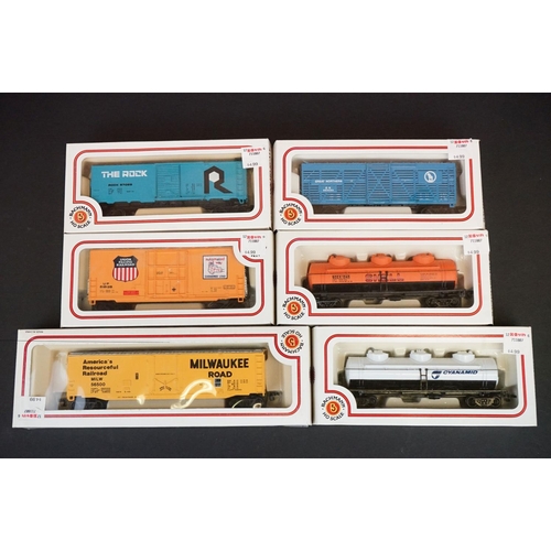 235 - 39 Boxed HO gauge items of rolling stock to include 10 x Bachmann, 6 x Walthers, 2 x AHM, 3 X Accura... 