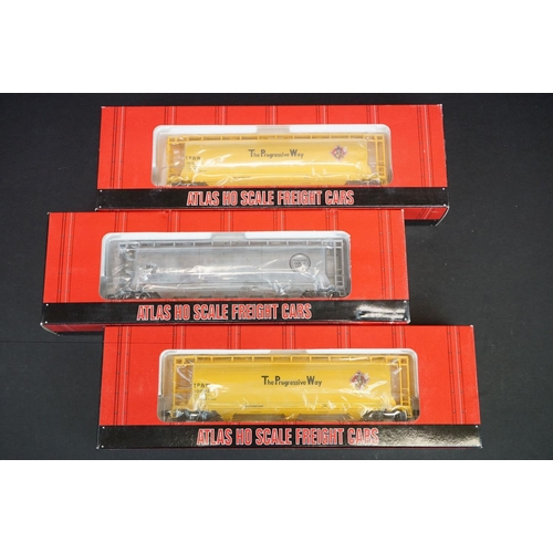 235 - 39 Boxed HO gauge items of rolling stock to include 10 x Bachmann, 6 x Walthers, 2 x AHM, 3 X Accura... 