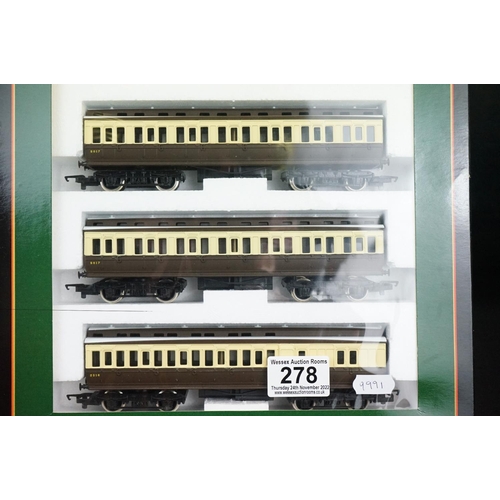 278 - Boxed Hornby OO gauge R795 Lord of The Isles locomotive & coach set, complete