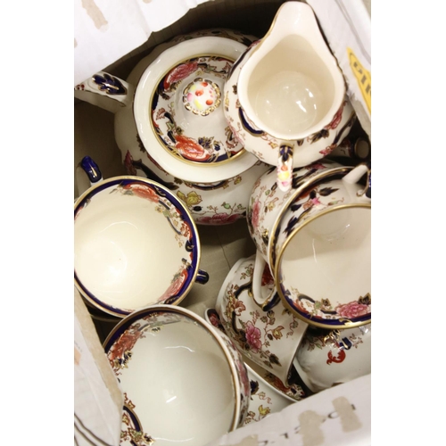 127 - Extensive collection of Mason's ' Mandalay ' Dinner and Tea ware including 6 bowls, footed cake stan... 