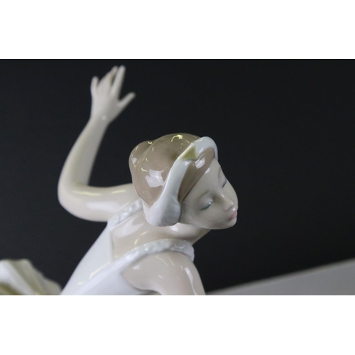 35 - Boxed Lladro Ballerina titled Ovation, model 06614, boxed with wooden plinth, 28cm long