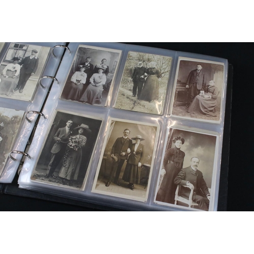 390 - Postcards - A collection of over 750 cards, mostly early 20th century depicting social history peopl... 