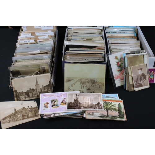 394 - Postcards - A mixed selection, early 20th century onwards, to include topographical, family groups, ... 