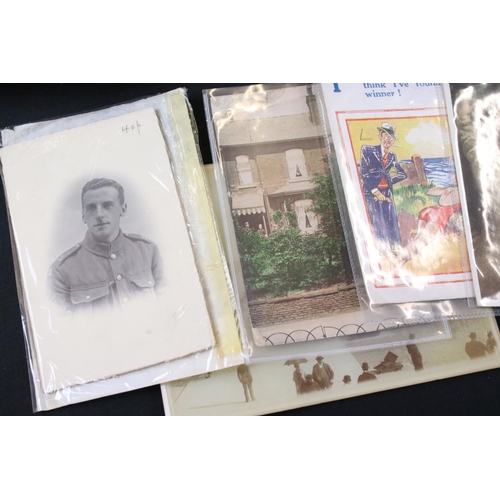 394 - Postcards - A mixed selection, early 20th century onwards, to include topographical, family groups, ... 