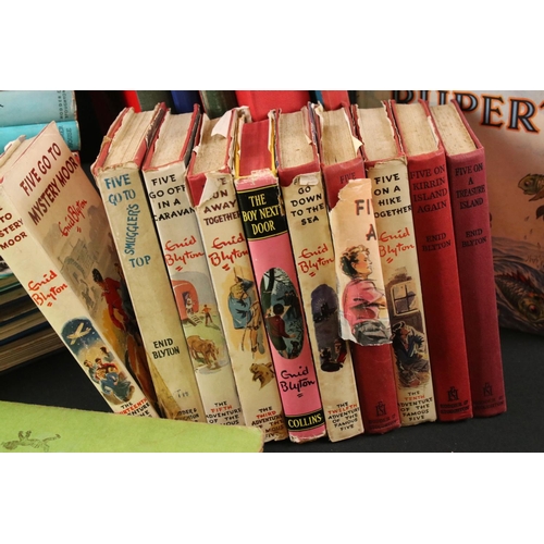 400 - Books and Annuals - Seven Captain W E Jones ' Biggles ' Books, all with dust jackets,  dating around... 