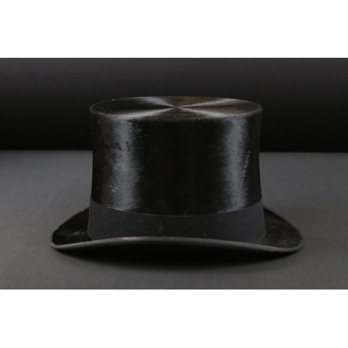 422 - Grey ' Lincoln Bennett ' Top Hat (interior dimension 20cm x 16cm) together with Black Silk ' Henry H... 