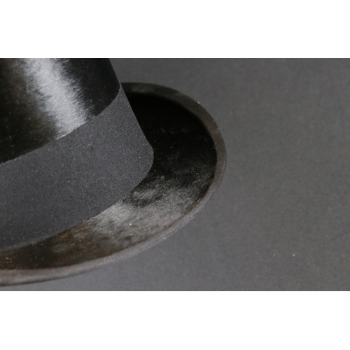 422 - Grey ' Lincoln Bennett ' Top Hat (interior dimension 20cm x 16cm) together with Black Silk ' Henry H... 