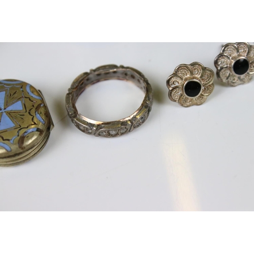 202 - A small group of collectables to include a sterling silver bangle, 9ct gold & silver rings, two lock... 