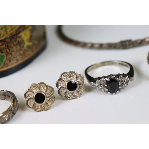 202 - A small group of collectables to include a sterling silver bangle, 9ct gold & silver rings, two lock... 