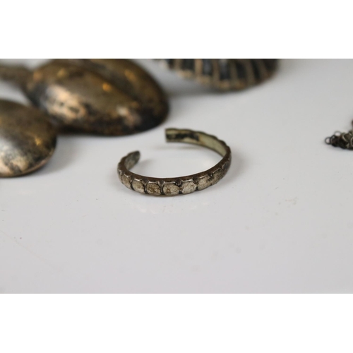 244 - A small group of silver collectables to include tea spoons, anointing spoon, hallmarked silver holde... 