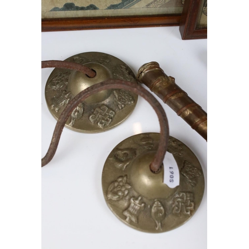 247 - A small group of oriental collectables to include a set of Tibetan Tingsha Bells / Cymbals, three pr... 