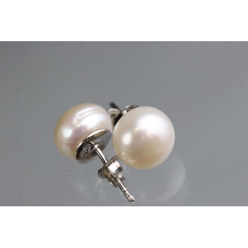 259 - Pair of freshwater pearl stud earrings on silver posts