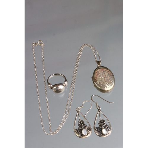 283 - A small collection of sterling silver jewellery to include earrings, ring and locket.