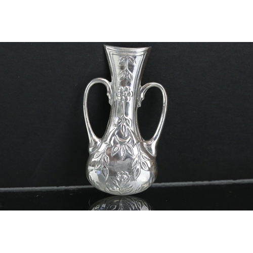 289 - Silver vase shaped posy brooch