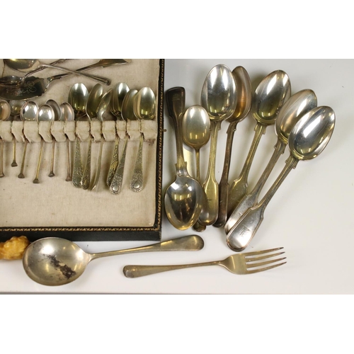 323 - A collection of mixed silver plate to include toast racks, cake slice, cutlery...etc.. together with... 