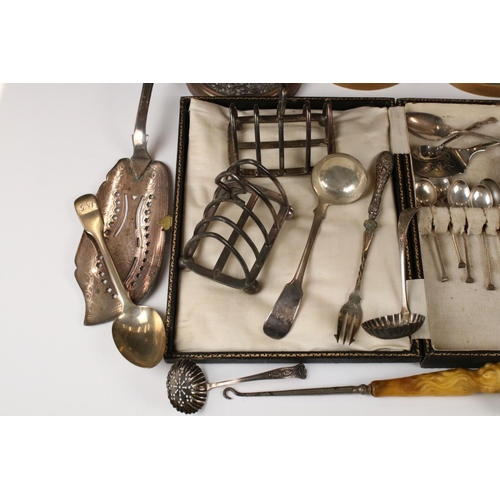 323 - A collection of mixed silver plate to include toast racks, cake slice, cutlery...etc.. together with... 