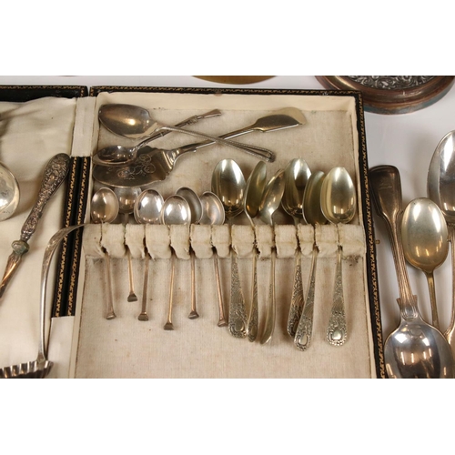 323 - A collection of mixed silver plate to include toast racks, cake slice, cutlery...etc.. together with... 