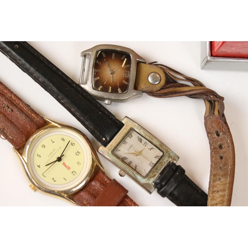 324 - A mixed collection of gents and ladies wristwatches to include Rotary and Sekonda examples.