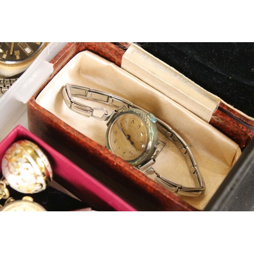 333 - A collection of ladies and gents vintage and contemporary wristwatches to include Pulsar.