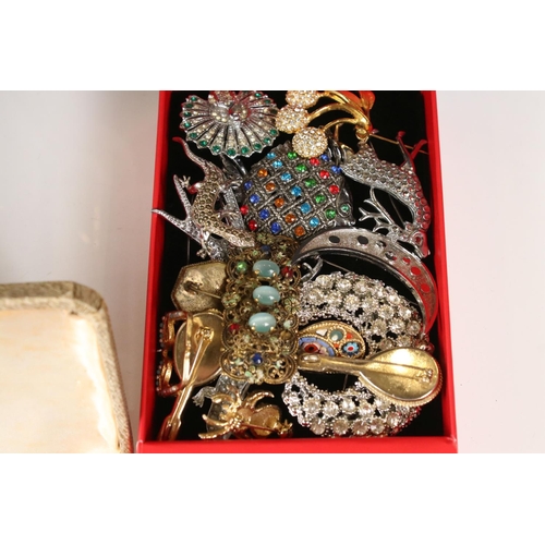 334 - A small collection of vintage and contemporary costume jewellery.