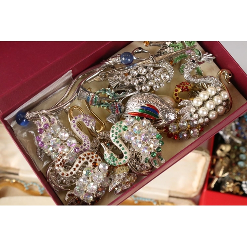 334 - A small collection of vintage and contemporary costume jewellery.