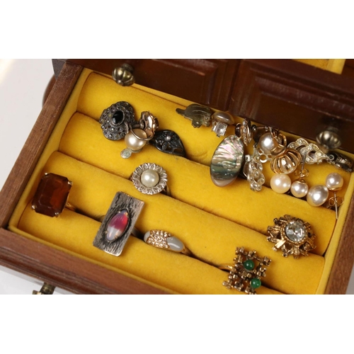 335 - A collection of mainly vintage costume jewellery to include earrings, necklaces, bracelets...etc.