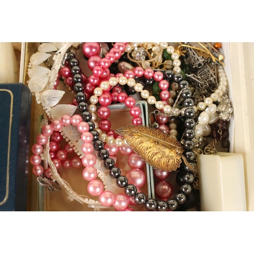 335 - A collection of mainly vintage costume jewellery to include earrings, necklaces, bracelets...etc.