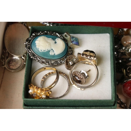 335 - A collection of mainly vintage costume jewellery to include earrings, necklaces, bracelets...etc.