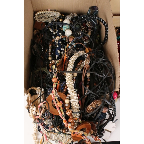 339 - Group of vintage jewellery, to include African wooden hand made necklaces etc