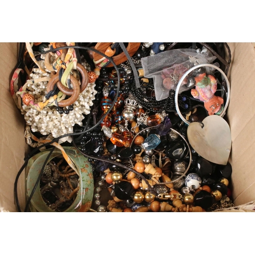 339 - Group of vintage jewellery, to include African wooden hand made necklaces etc