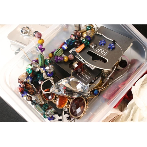 340 - A collection of mixed vintage and contemporary costumes jewellery to include silver examples.