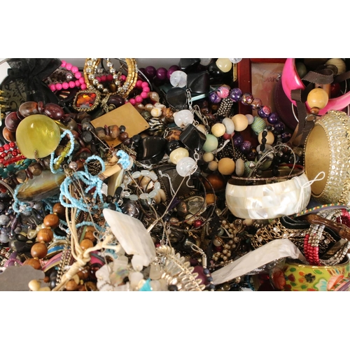 341 - A large collection of mainly contemporary costume jewellery to include necklaces, bracelets....etc..